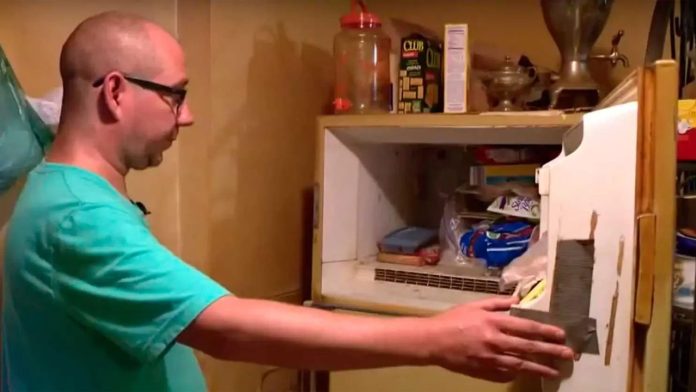 Limpia el refrigerador de su madre muerta; encuentra el cadáver de un bebé