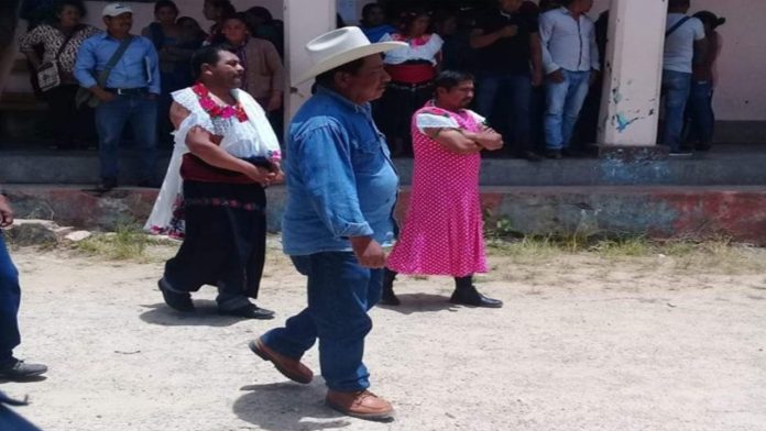 En México, visten a alcalde de mujer por no cumplir promesas