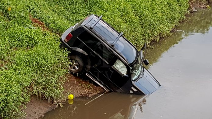 Camioneta cae al río grande de Morelia