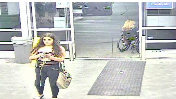 Detienen a mujer por orinar sobre papas en un Walmart