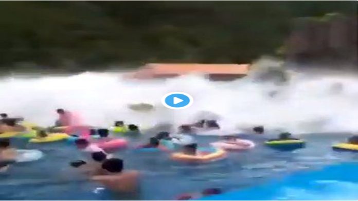 Video: “Tsunami” en balneario deja 44 heridos