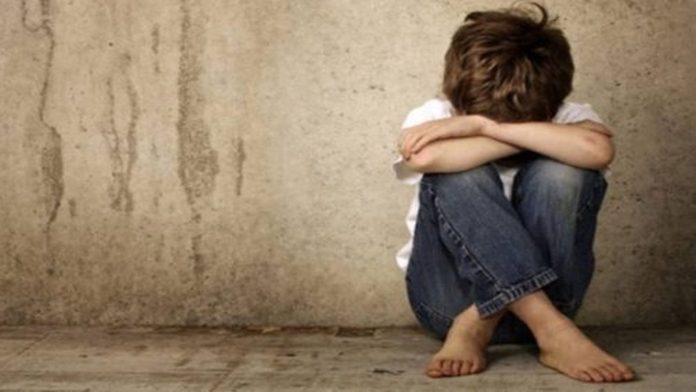 Menor de edad pide trabajo en tienda; dueño lo viola cuatro veces