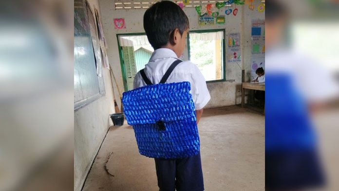 Viral: No tenía para comprarle mochila a su hijo; pasó toda la noche tejiéndole una