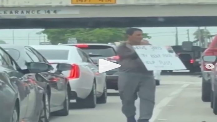 Video: Exponen a limosnero que maneja un Mercedes Benz