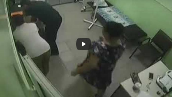 Video: Médico reanima a bebé solo con sus manos