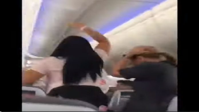Video: Mujer golpea a su novio por mirar a las azafatas de un avión