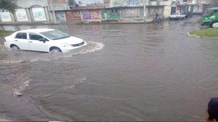 Denuncian inundaciones al poniente de Morelia