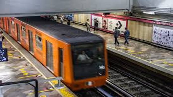 Abuelito se avienta a las vías del Metro y sobrevive