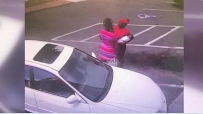 Video: Mujer se pela en estacionamiento; se le cae su bebé y se muere