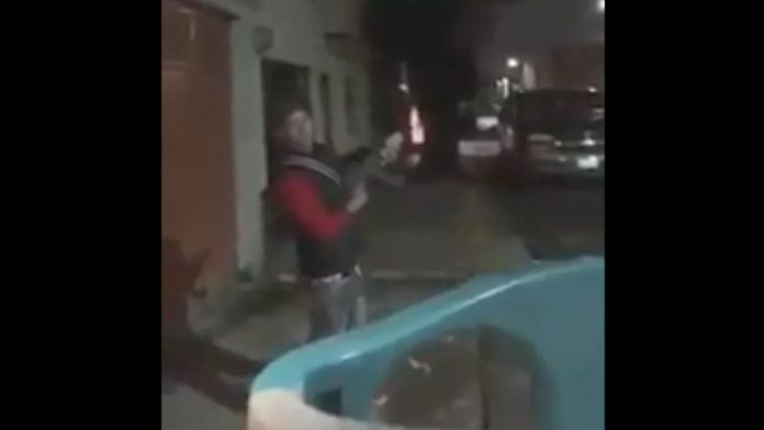 Hermano de asaltante abatido dispara cuerno de chivo durante el funeral y jura venganza