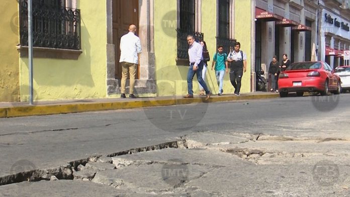 Raúl Morón repara la calle Corregidora, al percatarse de la denuncia que realizó Grupo CB