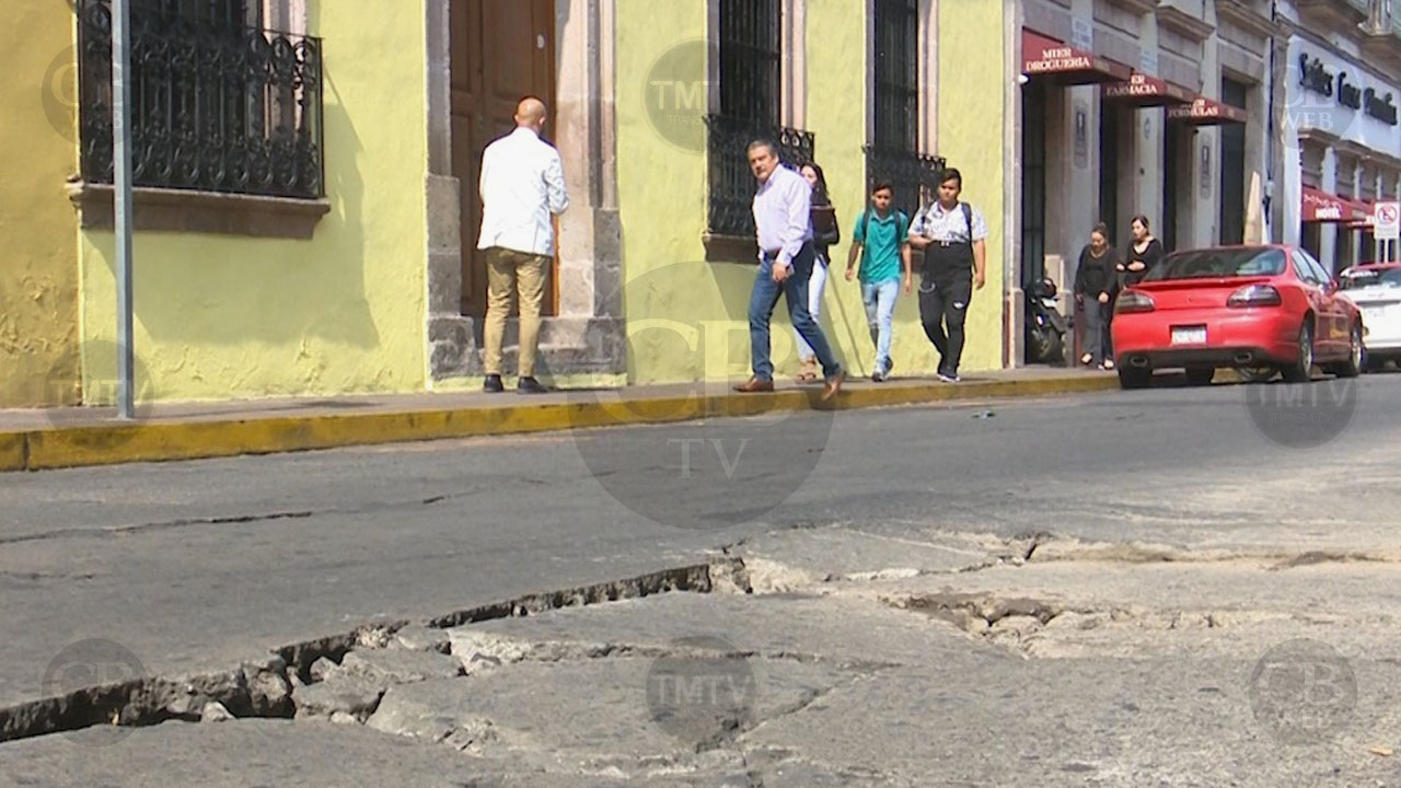 Raúl Morón repara la calle Corregidora, al percatarse de la denuncia que realizó Grupo CB Raúl Morón repara la calle Corregidora, al percatarse de la denuncia que realizó Grupo CB