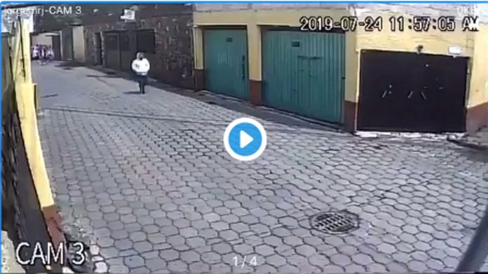 Video: Dos hombres asaltan a 10 estudiantes de prepa