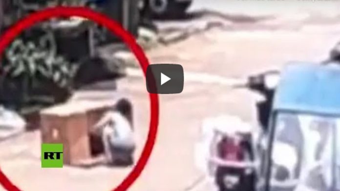 Video: Atropellan a niña que se escondió en una caja de cartón