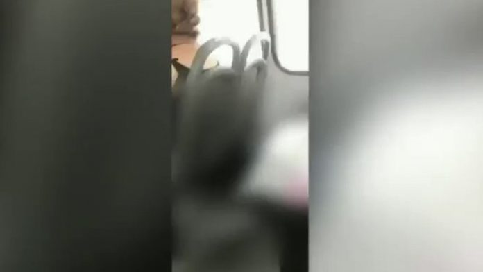 Video: exhiben a pervertido en transporte público