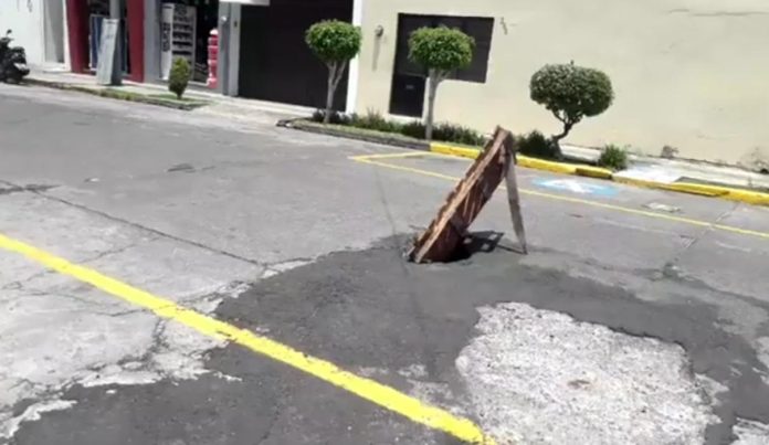 Gran bache invade la calle Río Tepalcatepec, vecinos piden solución