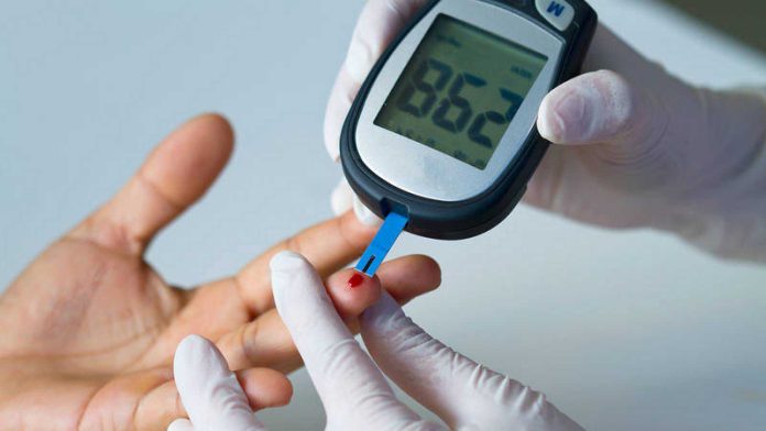 Estudiantes de Morelia desarrollan pulsera para medición de glucosa sin necesidad de pinchazos
