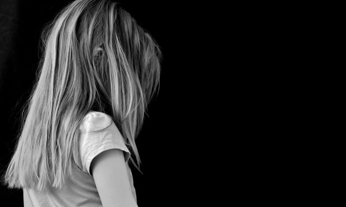 Padres de una pequeña de 3 años son detenidos por presunta violación