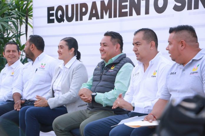 Cumple Víctor Manríquez condiciones laborales de empleados municipales