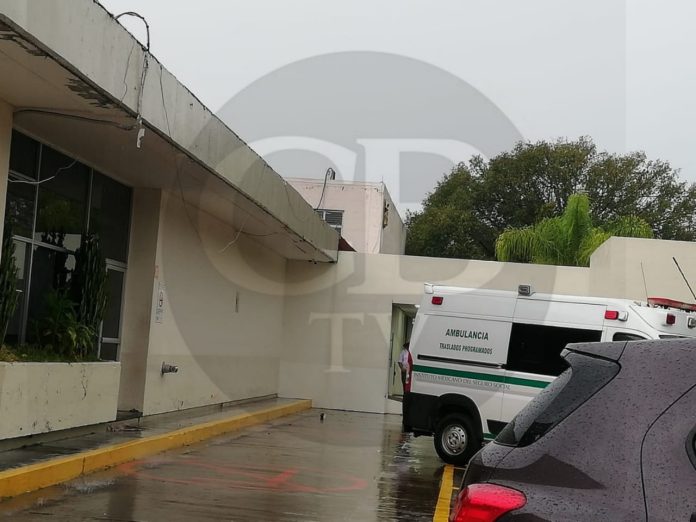Se electrocuta y cae de cabeza desde una altura de 6 metros