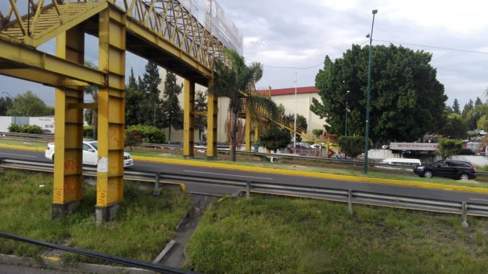 Deteriorado, puente peatonal frente al Tecnológico de Morelia