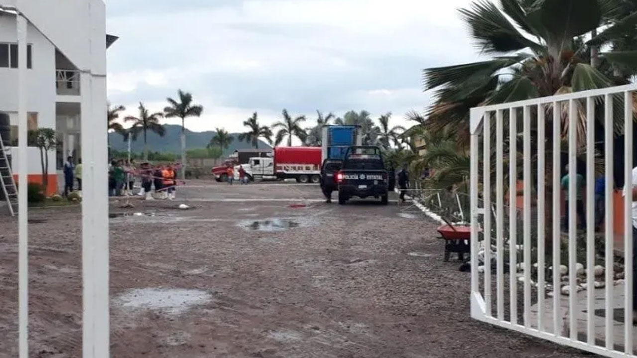 Hombre abraza a su ex novia y la mata de dos balazos Hombre abraza a su ex novia y la mata de dos balazos