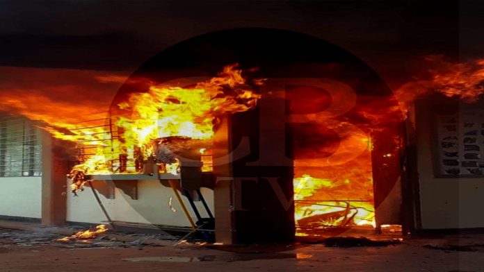 Arde en llamas una secundaria de Purépero
