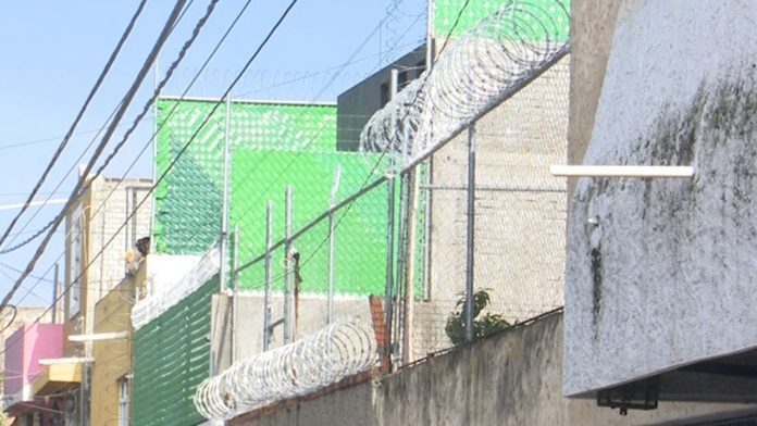 Por inseguridad, vecinos de la Gertrudis Bocanegra colocan doble seguro y candados