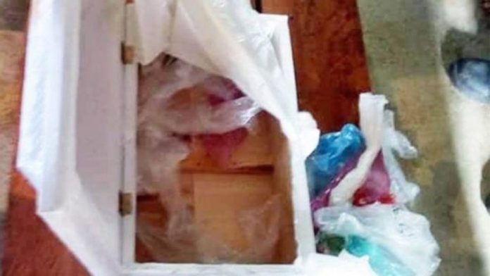 Bebé muere en hospital de Chiapas, y entregan a familiares ataúd con basura; destituyen a trabajadores