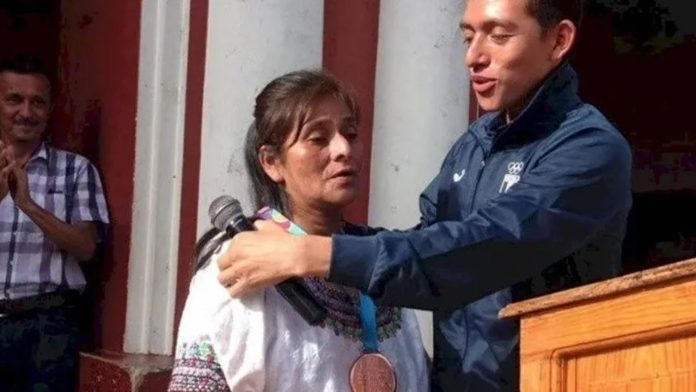 Atleta panamericano le da medalla a su madre, quien lo crió sola