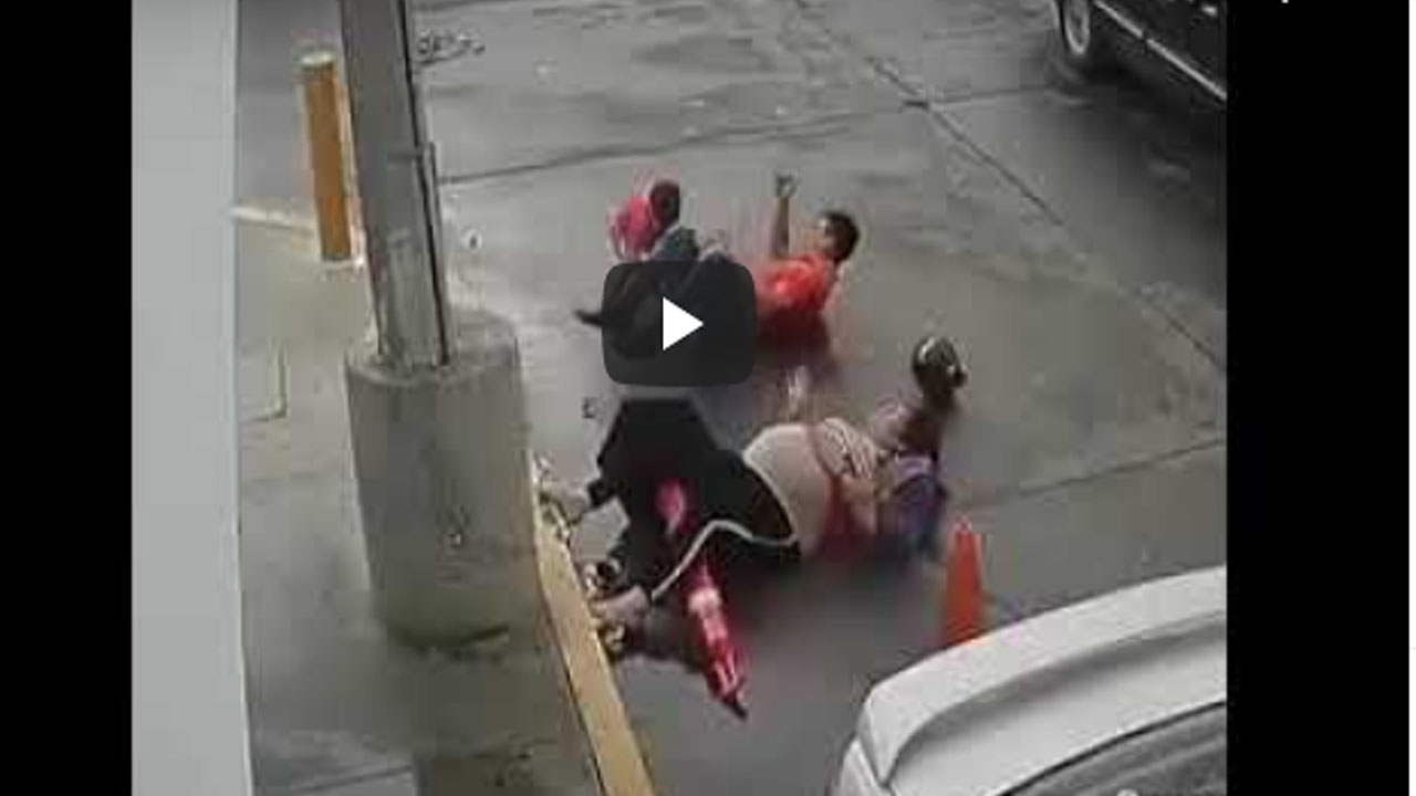 Video: Auto embiste a una motocicleta; mujer embarazada y niño salen volando Video: Auto embiste a una motocicleta; mujer embarazada y niño salen volando