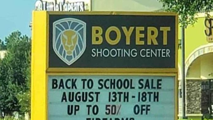 Tienda en Texas remata armas por regreso a clases