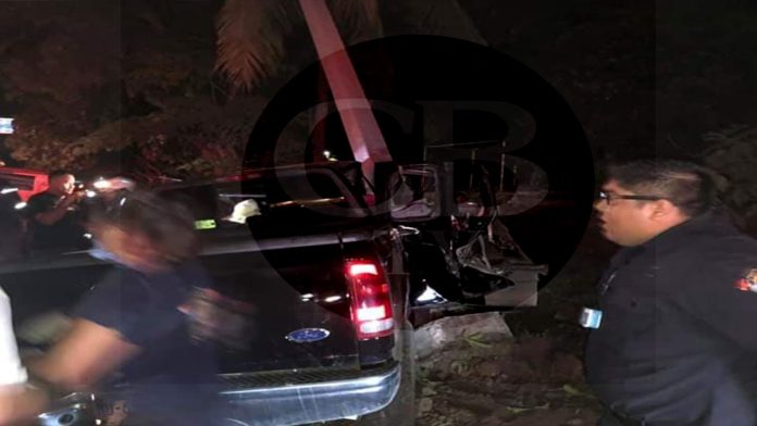 Mueren dos hombres al chocar camioneta contra poste