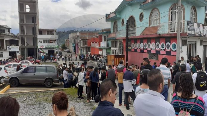Desempleo en Michoacán; cientos de personas hacen fila para entregar su CV en una tienda de abarrotes