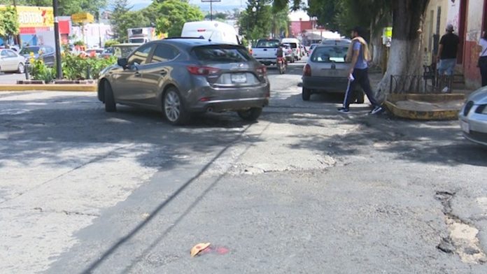 La calle Guadalupe Victoria siempre presenta desperfectos en la carpeta asfáltica, que la arreglen, exigen ciudadanos