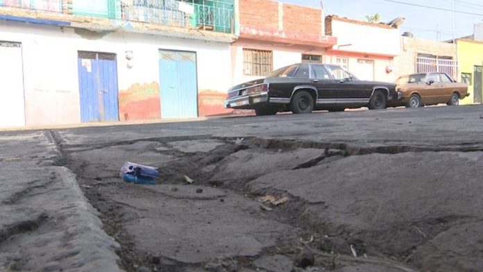 Vecinos de la colonia Santiaguito, reclaman molestos la falta de atención a sus vialidades