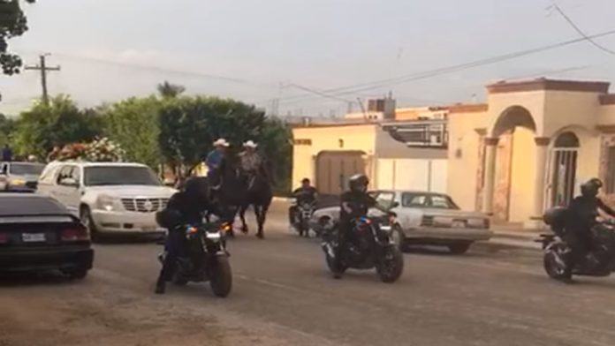 Video: Supuestos policías acompañan cortejo fúnebre de narco