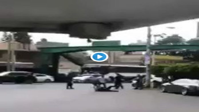 Video: Supuestos Policías golpean a repartidor y le roban su moto