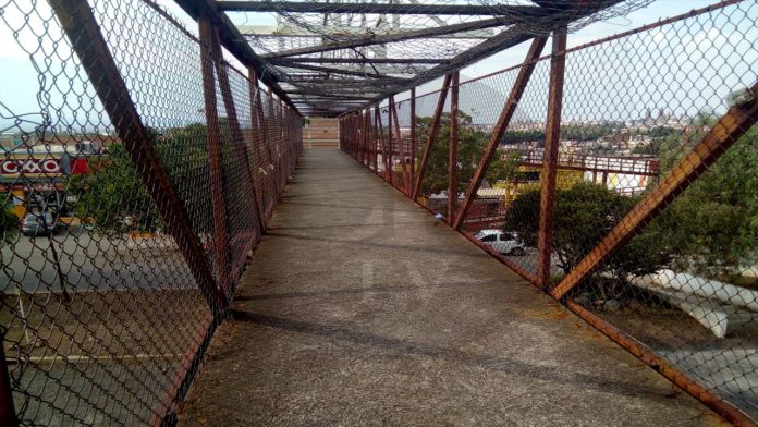 Puente de CU en pésimas condiciones