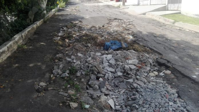 Calle prácticamente deshecha cerca de secundaria