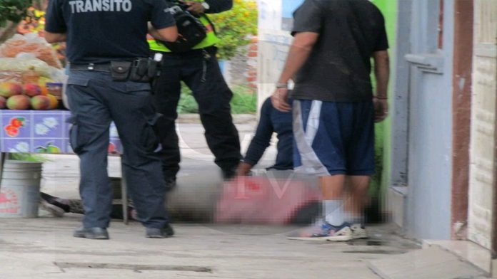 Vendedora de fruta es asesinada afuera de su casa 