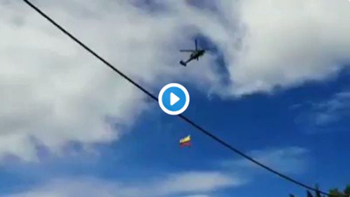 Video: Soldados caen al vacío durante exhibición aérea