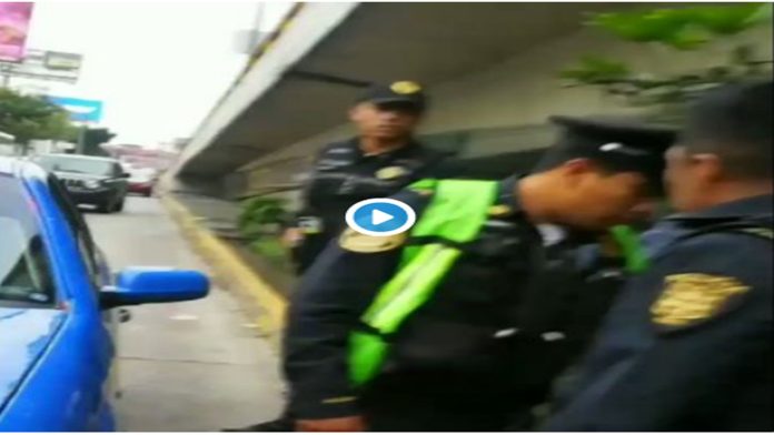 Video: Policía atiende choque y mata a conductor accidentalmente 