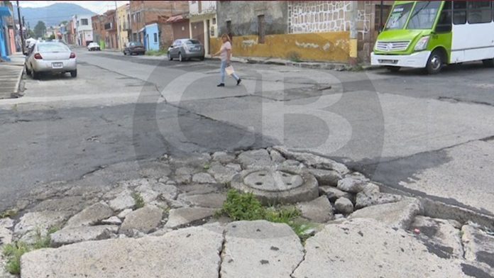 Vecinos de la colonia Vasco de Quiroga, con molestia exigen que sus calles se reparen