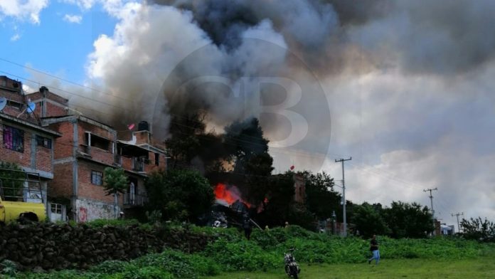 Incendio deja en cenizas una recicladora y 7 viviendas en Zacapu