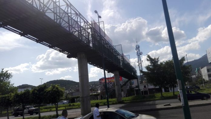 Puente peatonal olvidado por los ciudadanos y por gobierno municipal