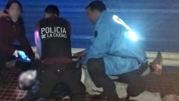 Hombre de la tercera edad roba chocolates y queso; lo matan a golpes