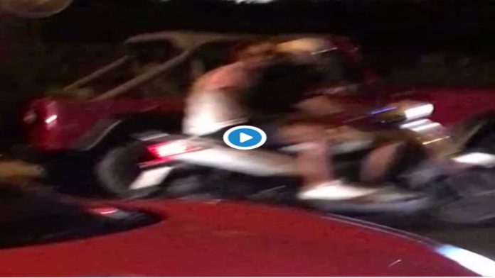 Video: Captan a pareja desnuda paseándose en un Ferrari; los multan por 20 mil pesos