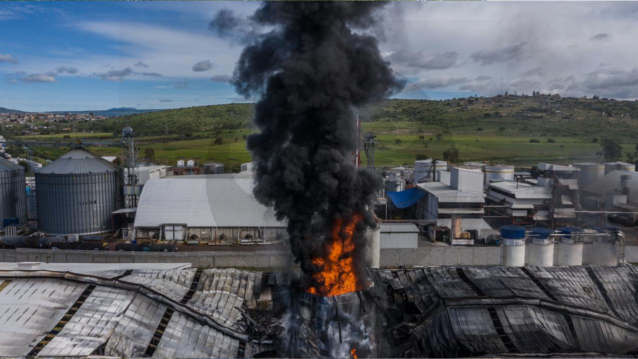Incendio en Ciudad Industrial durará varios días, multarán a empresas que lo generaron: PCyBM Incendio en Ciudad Industrial durará varios días, multarán a empresas que lo generaron: PCyBM