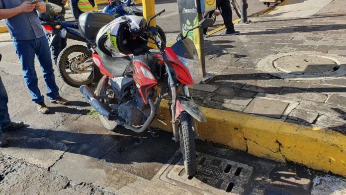Taxista arrolla a motociclista e intenta darse a la fuga 